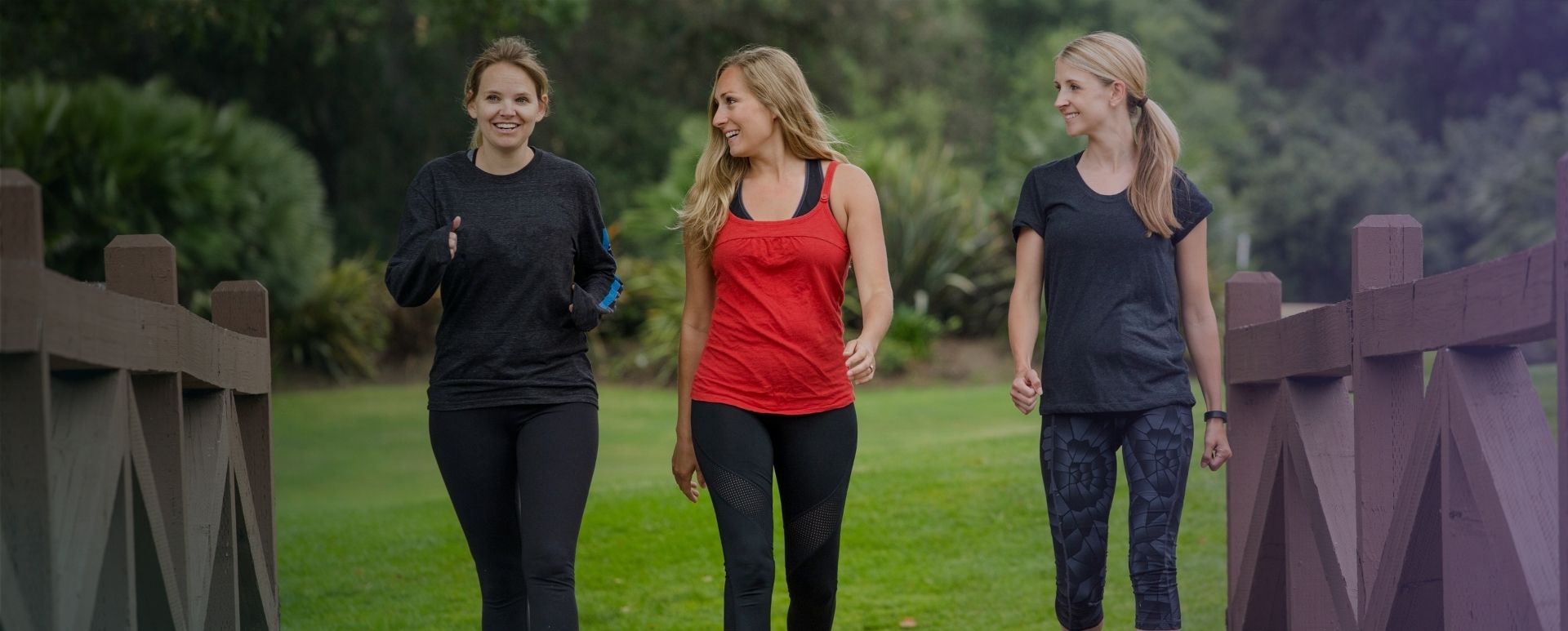 Donne che camminano in un parco