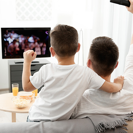 bambini felici davanti alla televisione